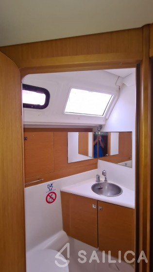 Jeanneau 53 - Yacht Charter Sailica