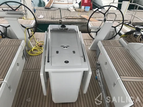 Oceanis 51.1 - Yacht Charter Sailica