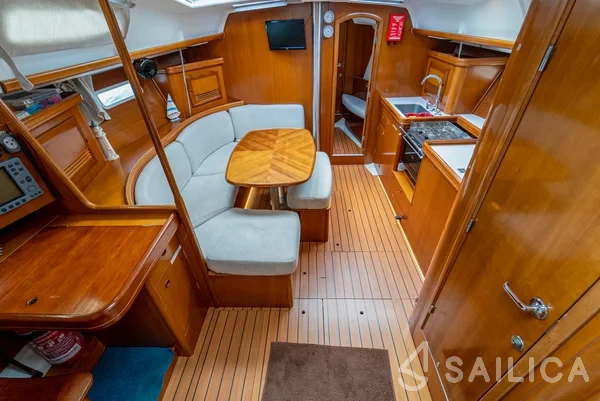Oceanis 393 - Yacht Charter Sailica