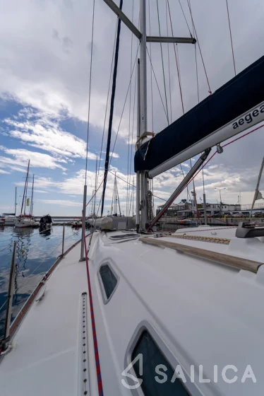 Oceanis 393 - Yacht Charter Sailica
