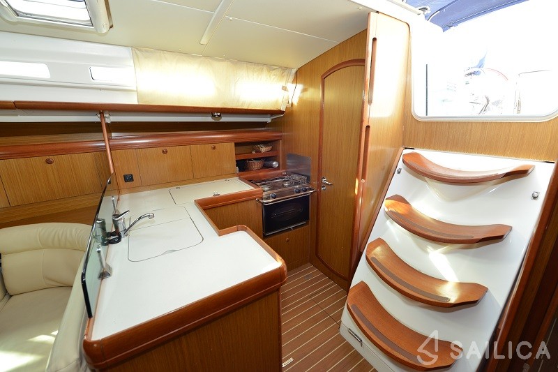 Sun Odyssey 42 i - Yacht Charter Sailica