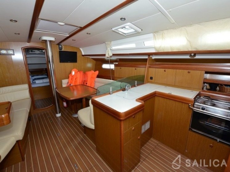 Sun Odyssey 42 i - Yacht Charter Sailica