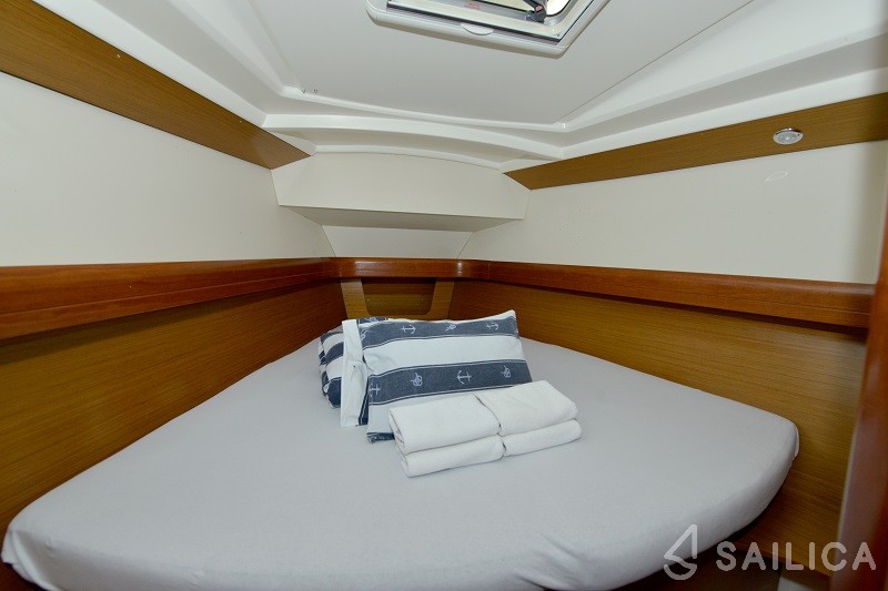 Sun Odyssey 42 i - Yacht Charter Sailica