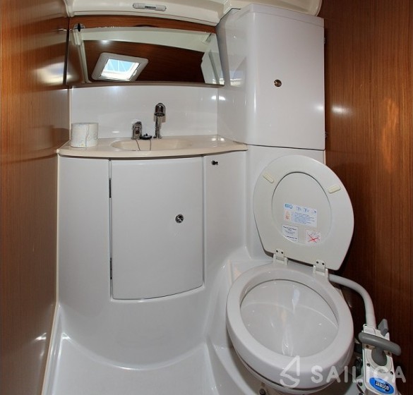 Sun Odyssey 42 i - Yacht Charter Sailica