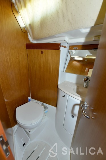 Sun Odyssey 42 i - Yacht Charter Sailica