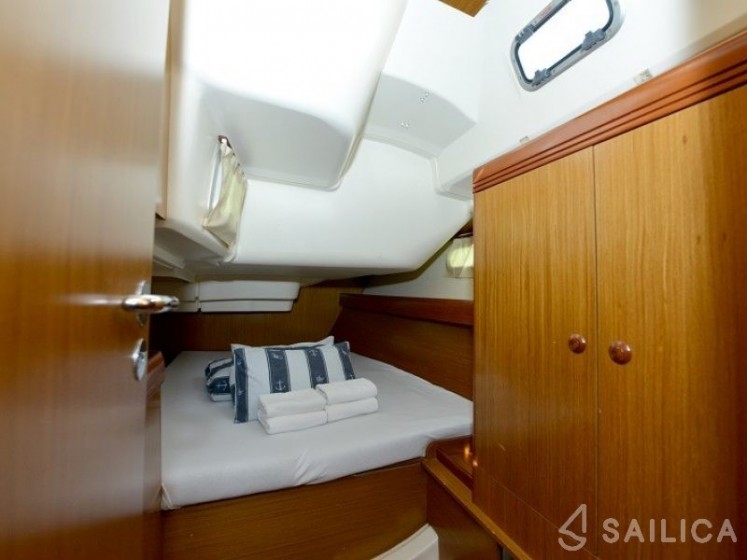 Sun Odyssey 42 i - Yacht Charter Sailica