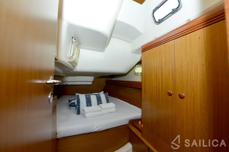 Sun Odyssey 42 i - Yacht Charter Sailica