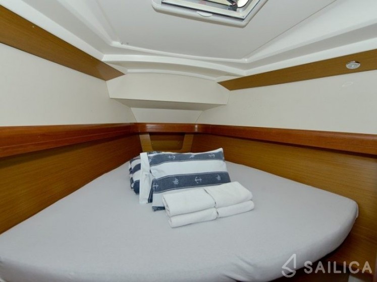 Sun Odyssey 42 i - Yacht Charter Sailica