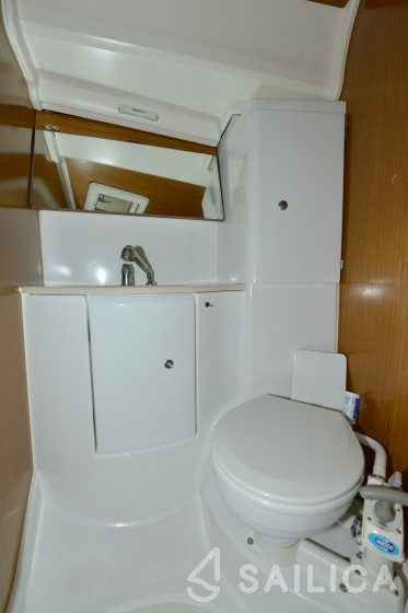 Sun Odyssey 42 i - Yacht Charter Sailica