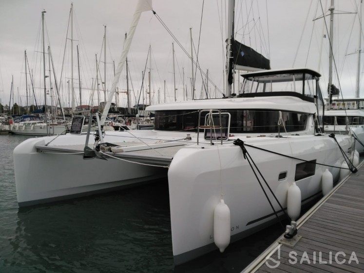 Lagoon 42 - Yacht Charter Sailica