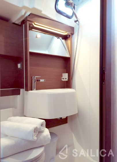 Oceanis 51.1 - Yacht Charter Sailica