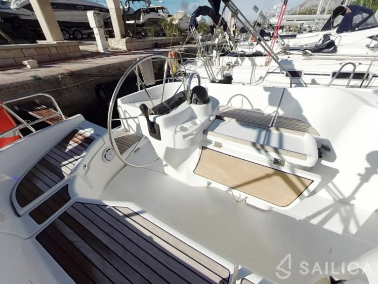Oceanis 411 Clipper - Yacht Charter Sailica