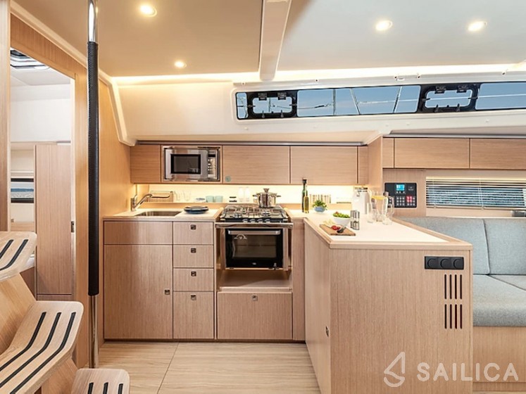 Bavaria C42 - Yacht Charter Sailica