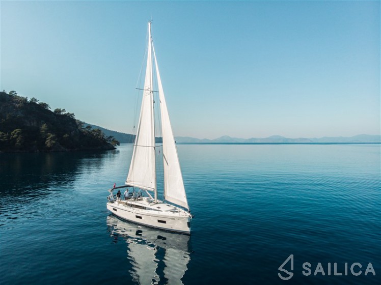 Bavaria C42 - Yacht Charter Sailica