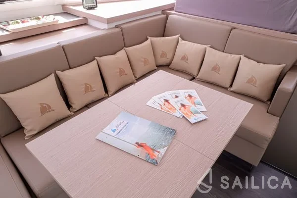 Astréa 42 - Yacht Charter Sailica