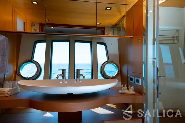 Ferretti 780 - Yacht Charter Sailica
