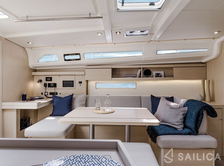 Oceanis 40.1 - Yacht Charter Sailica