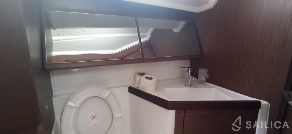 Oceanis 40.1 - Yacht Charter Sailica