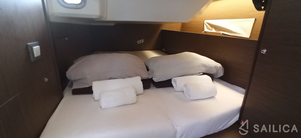 Oceanis 40.1 - Yacht Charter Sailica