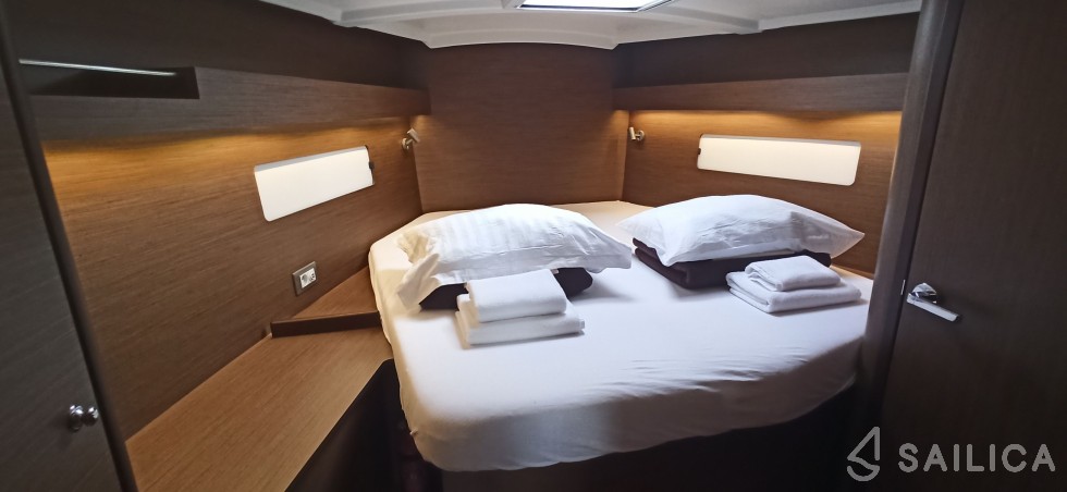 Oceanis 40.1 - Yacht Charter Sailica