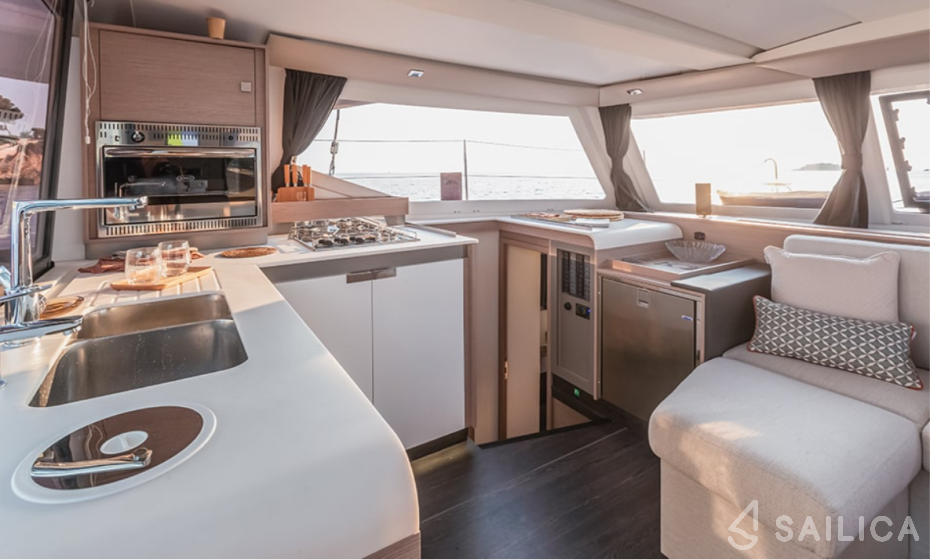 Isla 40 - Yacht Charter Sailica