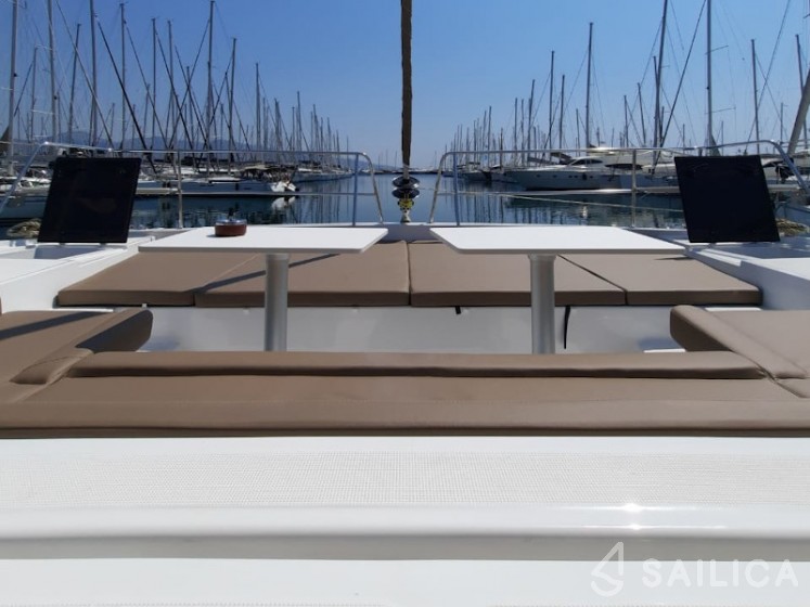 Bali 4.1 - Yacht Charter Sailica