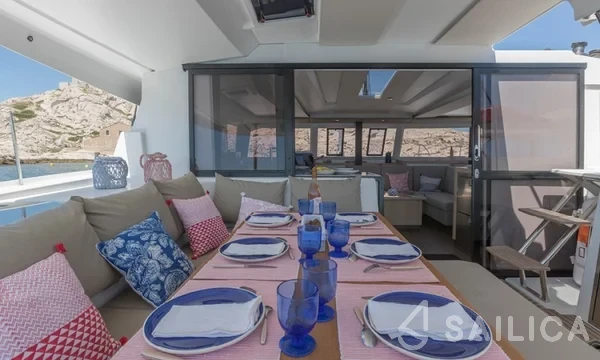 Astréa 42 - Yacht Charter Sailica