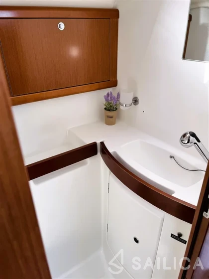 Oceanis 43 - Yacht Charter Sailica