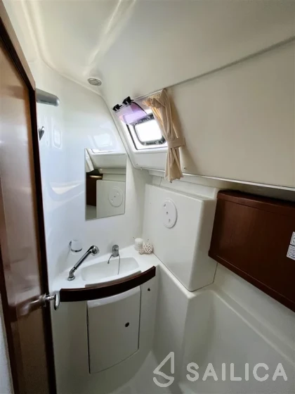 Oceanis 43 - Yacht Charter Sailica