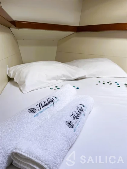 Oceanis 43 - Yacht Charter Sailica