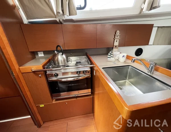 Oceanis 35.1 - Yacht Charter Sailica