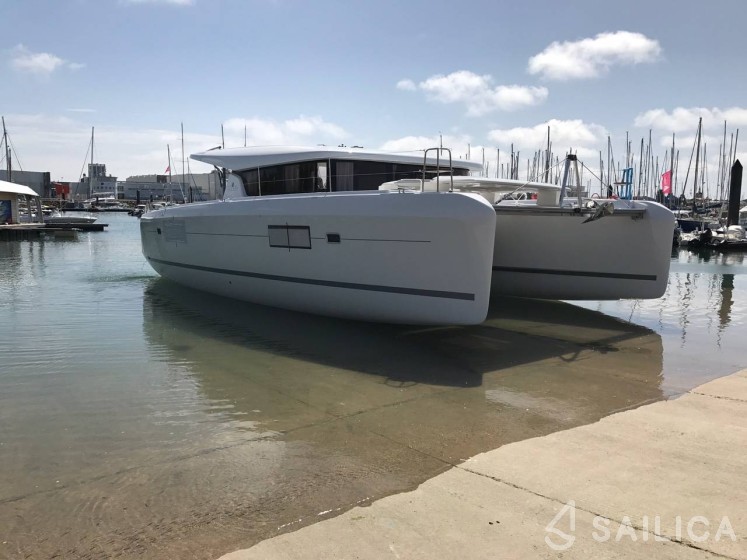 Lagoon 42 - Yacht Charter Sailica