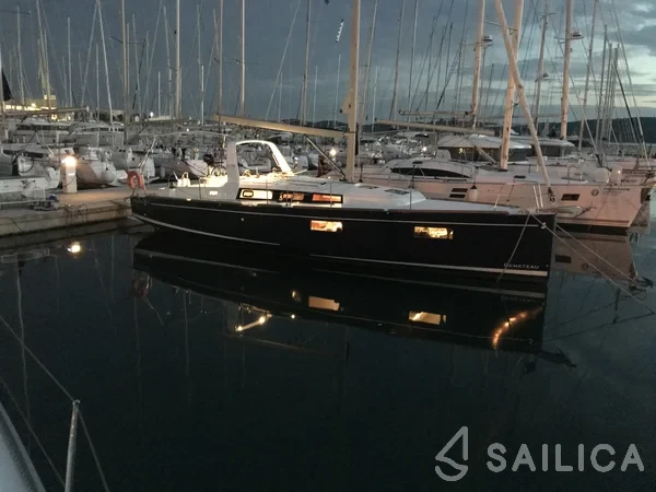 Oceanis 38.1 - Yacht Charter Sailica