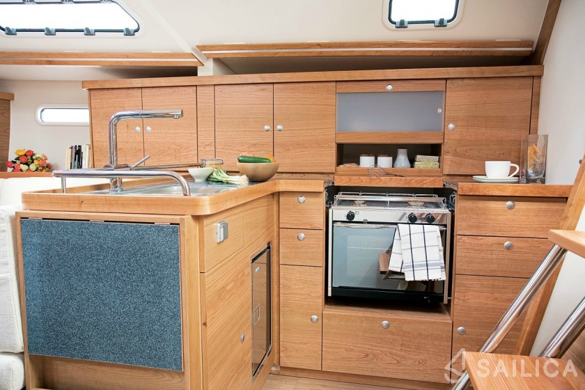 Hanse 430 - Yacht Charter Sailica