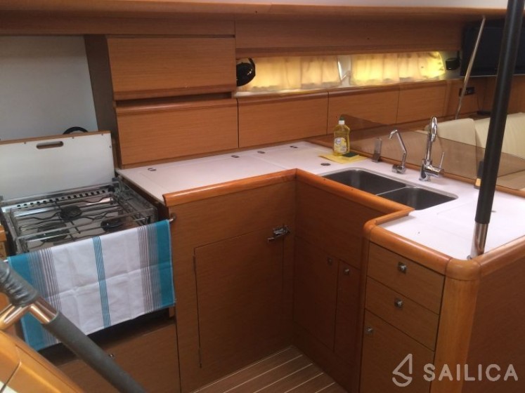 Jeanneau 53 - Yacht Charter Sailica