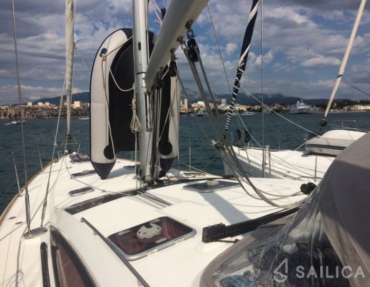 Jeanneau 53 - Yacht Charter Sailica
