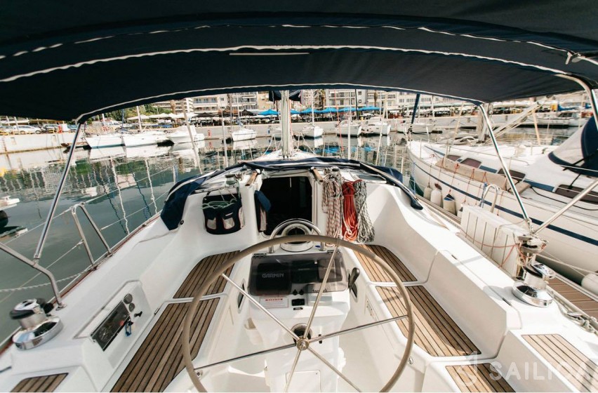 Oceanis 393 - Yacht Charter Sailica
