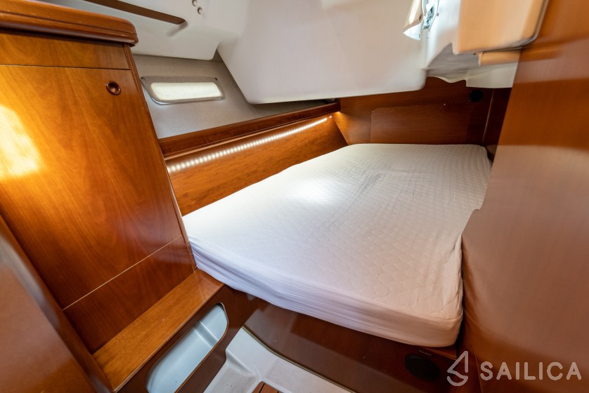 Oceanis 393 - Yacht Charter Sailica