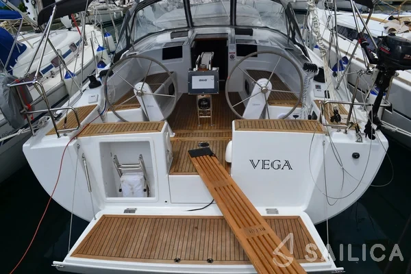 Hanse 415 - Yacht Charter Sailica