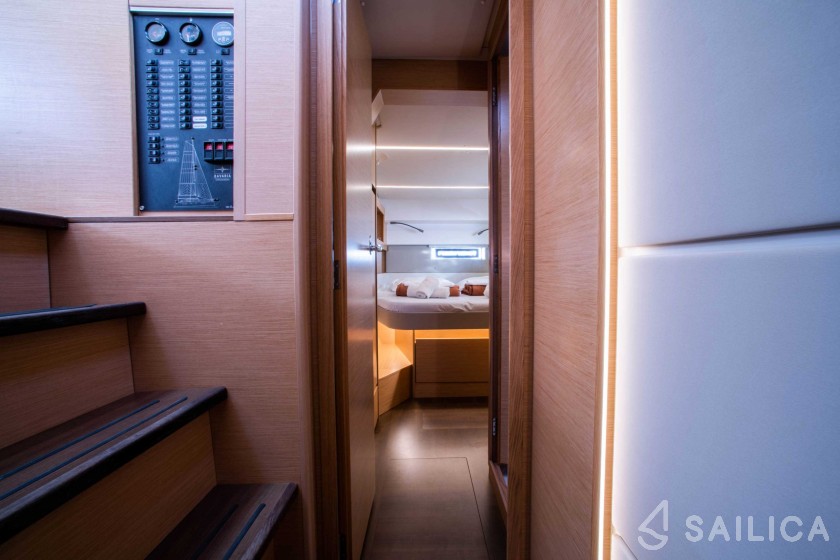 Nautitech 46 Fly - Yacht Charter Sailica