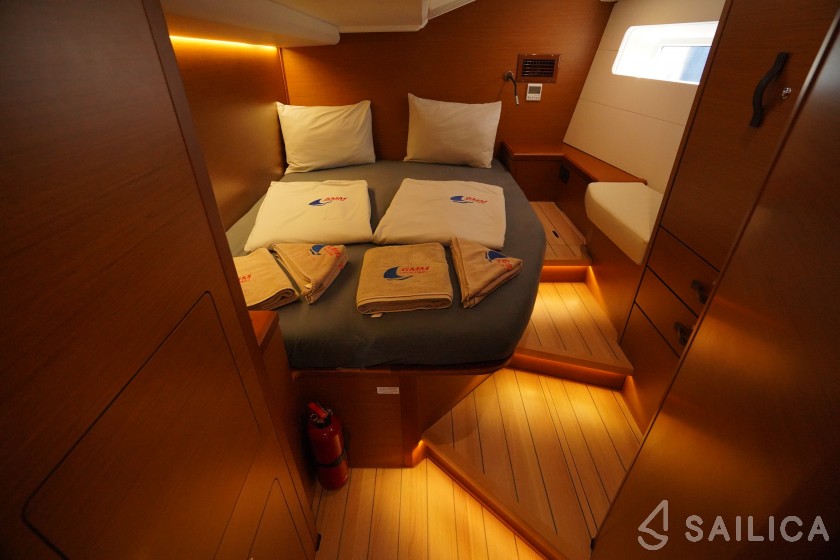 Jeanneau 54 - Yacht Charter Sailica