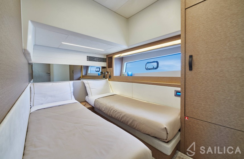 Prestige 590 Fly - Yacht Charter Sailica