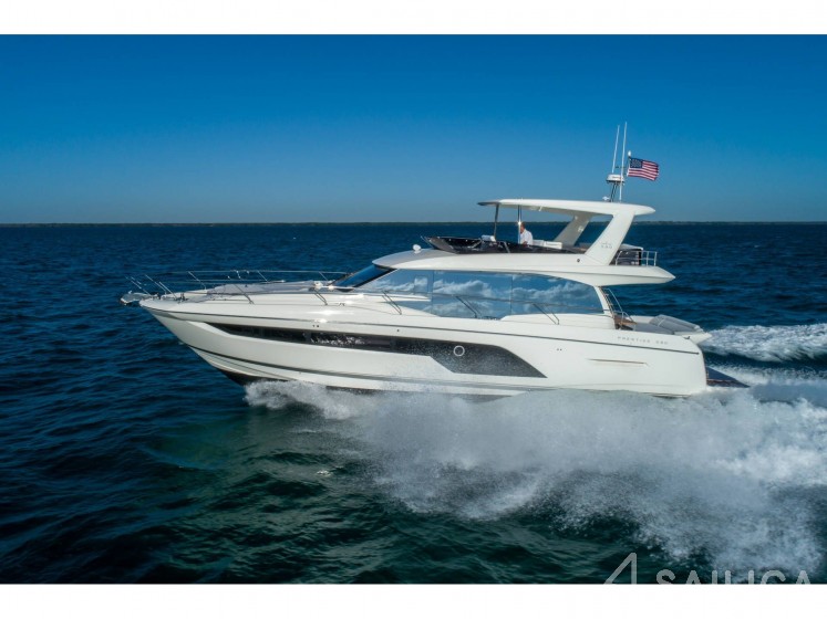 Prestige 590 Fly - Yacht Charter Sailica