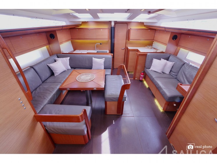 Dufour 520 GL - Yacht Charter Sailica