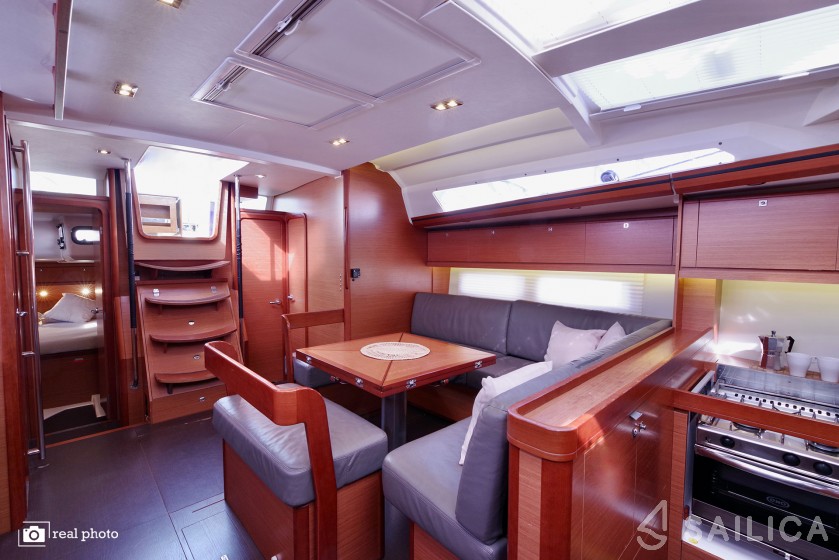 Dufour 520 GL - Yacht Charter Sailica