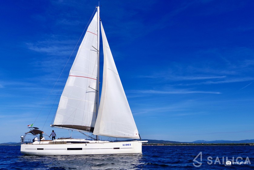 Dufour 520 GL - Yacht Charter Sailica