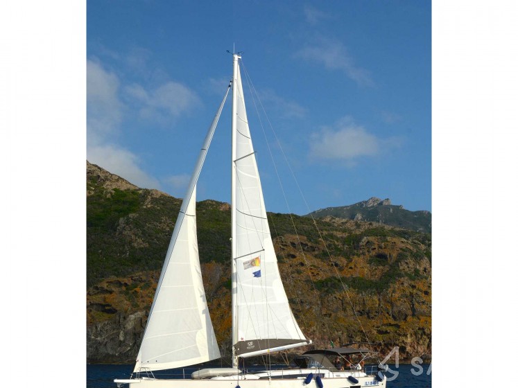 Dufour 520 GL - Yacht Charter Sailica