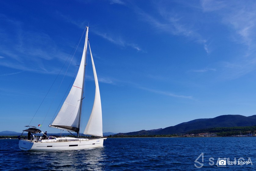 Dufour 520 GL - Yacht Charter Sailica