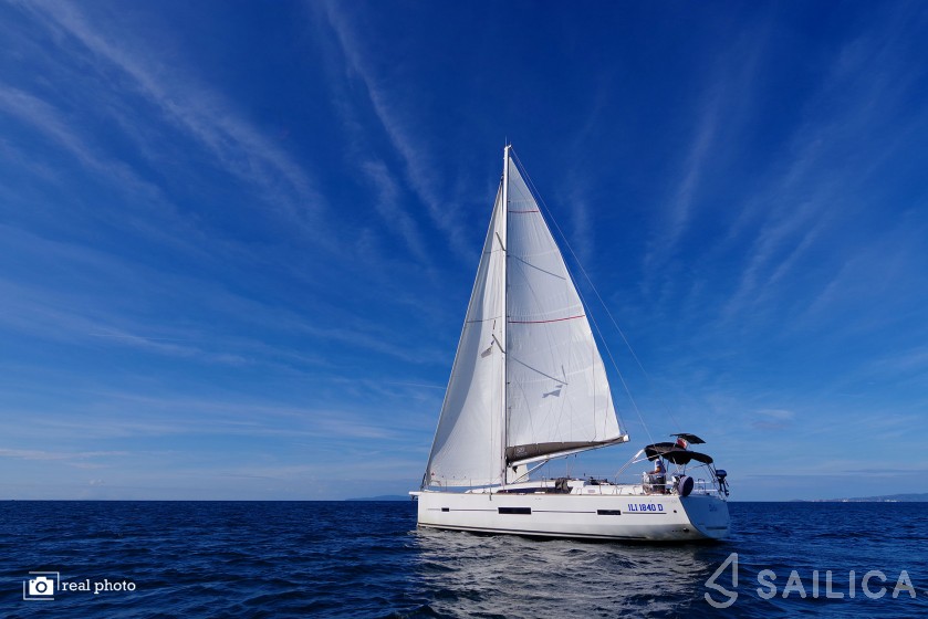 Dufour 520 GL - Yacht Charter Sailica
