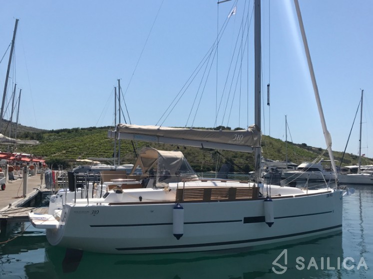 Dufour 310 GL - Yacht Charter Sailica